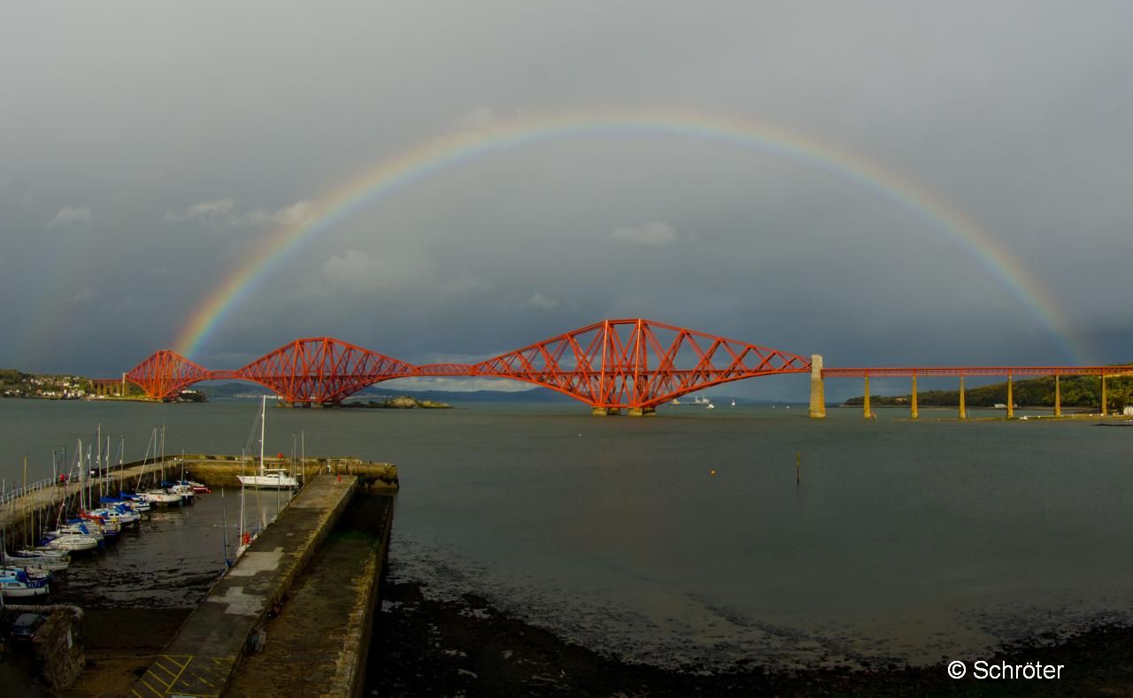 Foto: Regenbogen über Firth of Forth Bridge